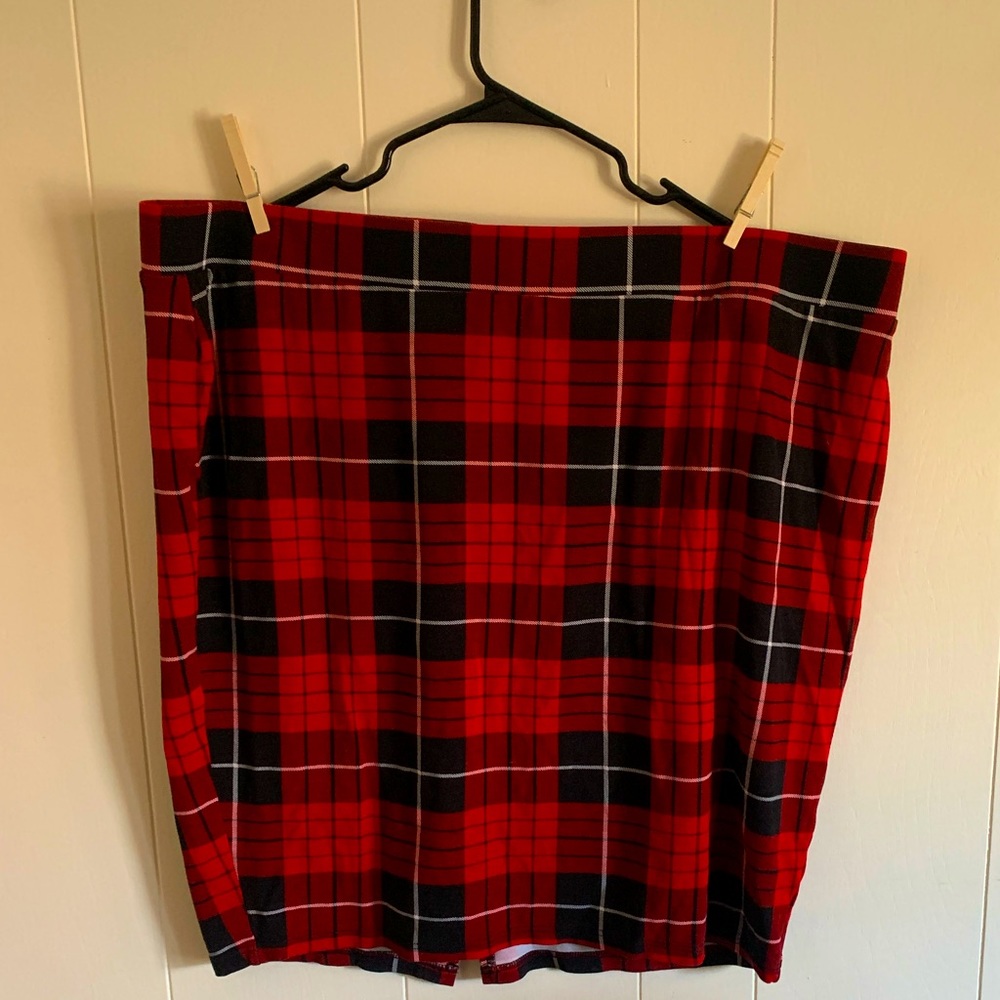Torrid size 4 Red/Black plaid pencil skirt.  22” long